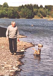 Cairn Terrier Quite a Dream of Barnsley mit seinem Herrchen- beide kommen gut miteinander klar.
